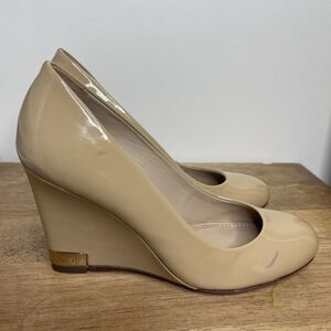 Tory Burch Nude Patent Leather Wedge Pumps Size 6M Almond Toe Gold Logo Heel